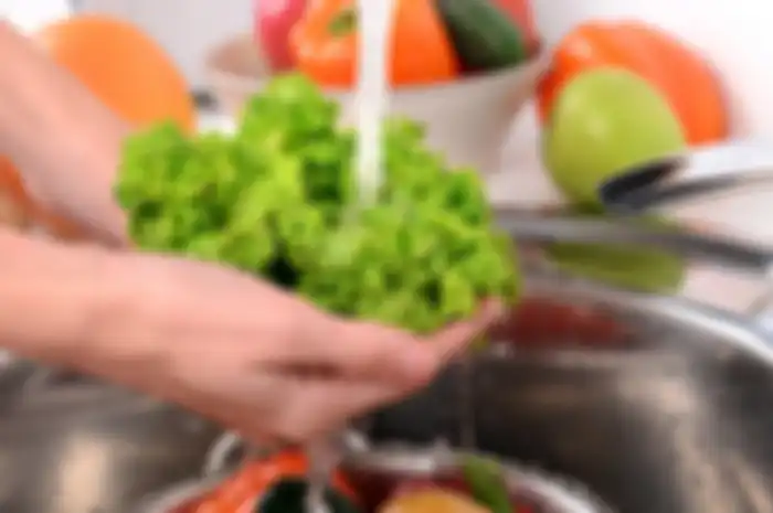 Hal ini biasa dilakukan untuk menghilangkan kuman dan yang mungkin menempel pada bahan makanan ini, namun beberapa justru tidak perlu dicuci.
