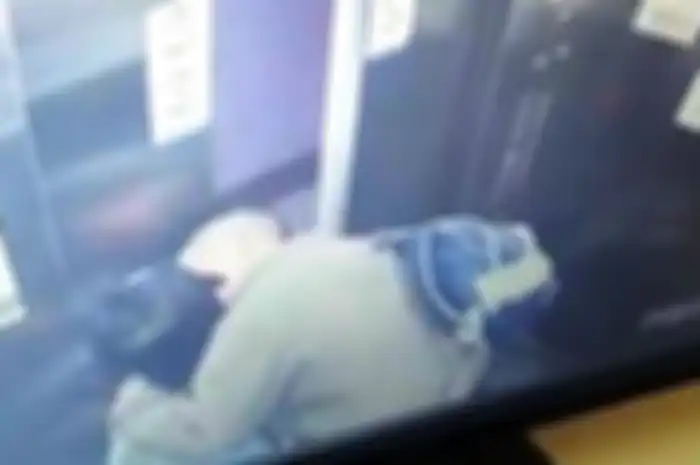 Seorang kakek terekam kamera CCTV mencium anak perempuan dengan paksa. Beruntung pintu lift terbuka dan anak itu bisa membebaskan diri dan keluar dari lift.