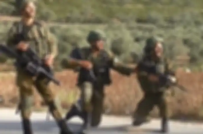 Tentara Israel (IDF) bersorak setelah menembak demonstran Palestina.