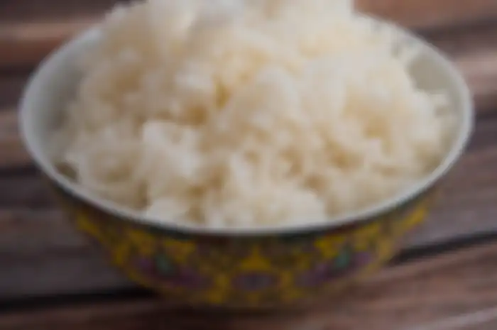 NHS merekomendasikan untuk segera sajikan nasi setelah dimasak. Lalu dinginkan sisa nasi secepat mungkin (idealnya satu jam).