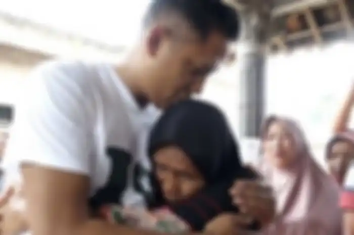 Ia harus berpisah dengan orangtuanya aslinya ketika berusia 4 hari. Saat usianya empat bulan, ia diadopsi oleh keluarga Belanda.