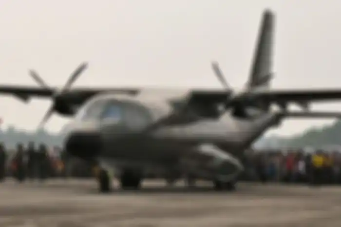 Dengan menggunakan dua armada pemadam kebakaran, semburan air dari arah berlawanan menyambut kedatangan pesawat intai berteknologi canggih CN-235 MPA yang memiliki kemampuan terbang rendah hingga ketinggian 1.000 kaki.