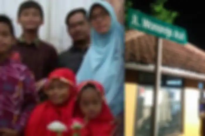Selama menikah, Puji mengikuti sikap suaminya. Ia jarang bergaul dan menjadi pribadi yang lebih tertutup.