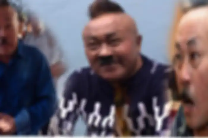 Gogon Pelawak Sederhana Bergaya Khas  Kumis Charlie Chaplin dan Rambut Jambul Ala Burung Kakak Tua  Itu Telah Pergi