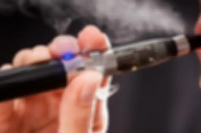 Karena rokok elektrik ini tidak menggunakan tembakau, maka diklaim bahwa ini lebih sehat dibandingkan dengan rokok tradisional.