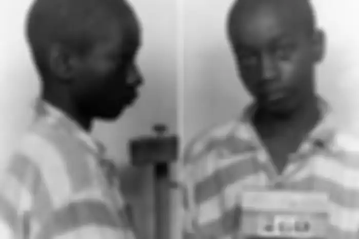 Pada Maret 1944, polisi datang untuk menemui George Stinney Jr. yang saat itu berusia 14 tahun. Stinney dituduh melakukan pembunuhan.