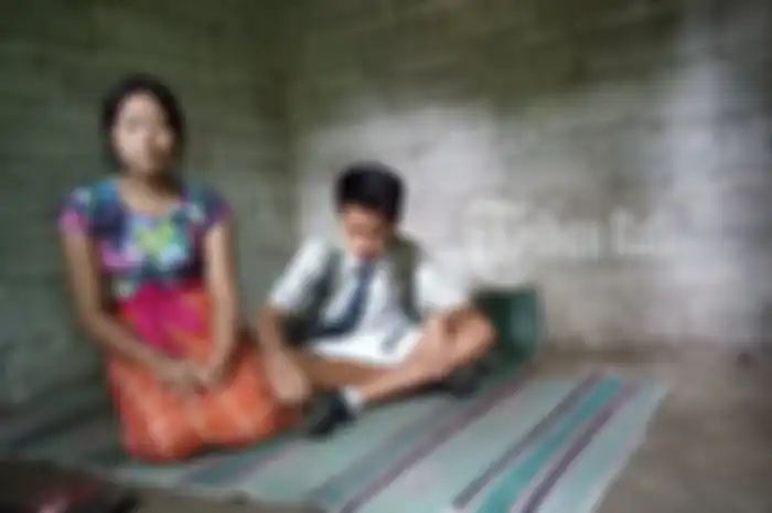 Rumah semi permanen. Kondisi di dalam rumah berantakan, kotor. Tidak ada barang seperti almari, ataupun kasur.
