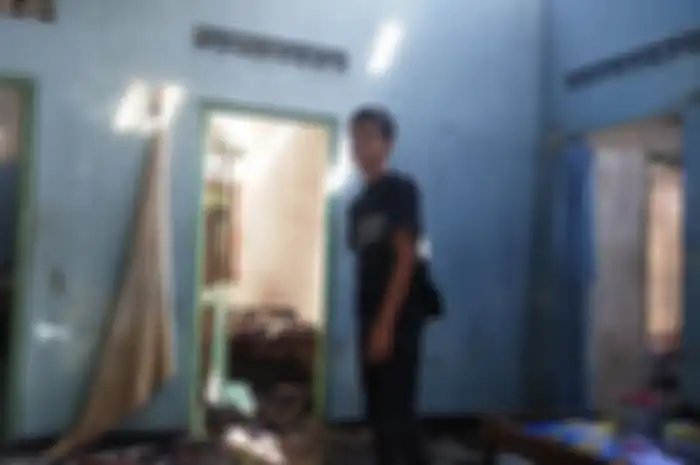Kondisi rumah Tri Iswanti setelah dibakar sang anak.
