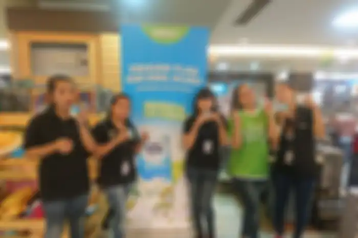 Pada masing-masing titik dibagikan 2.520 kotak susu. Para pengunjung toko buku sangat antusias menyambutnya.