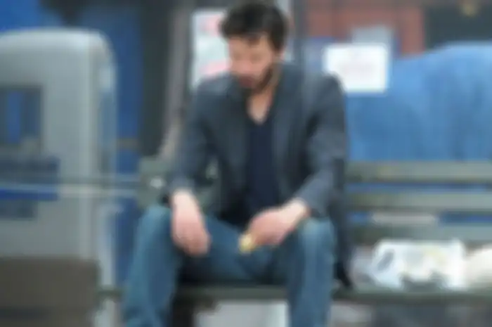 Keanu sendiri yang mengangkat peti mati Syme ke liang lahat dan menggambarkannya dengan kalimat, “hilangnya cinta dalam hidupku”.