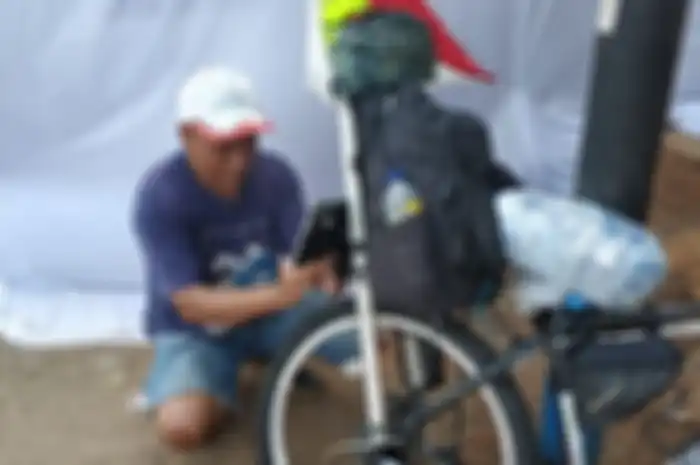 Pria berusia 63 tahun ini nekat untuk menggoes sepeda Jakarta- Solo, Jawa Tengah, dengan jarak tempuh ratusan kilometer, untuk bersilaturahim bersama sanak familinya. 