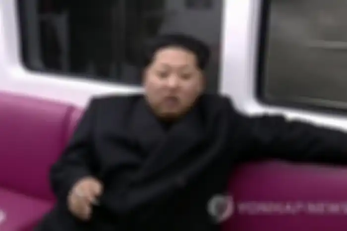 Kim Jong Un ketika merokok
