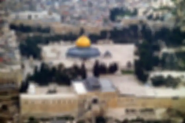 Masjid tersebut tak sekedar rumah ibadah bagi umat muslim Palestina, tetapi tempat berdoa bagi umat Yahudi Israel.