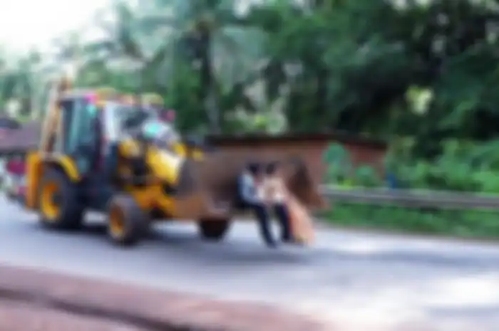 Sepasang pengantin menjadi perhatian pengguna jalan di India karena naik eskavator untuk pulang ke rumah. Aksi mereka jadi viral di media sosial.
