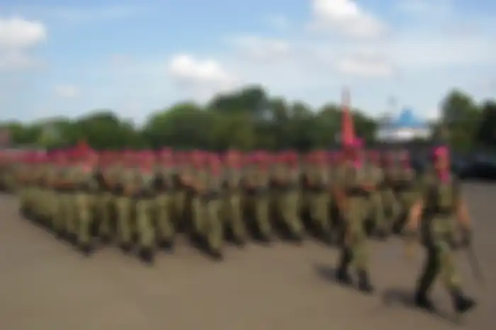 Dalam pertempuran sesungguhnya, baret disimpan dalam saku atau di balik baju dan digantikan topi lapis baja standar TNI yang tahan peluru.
