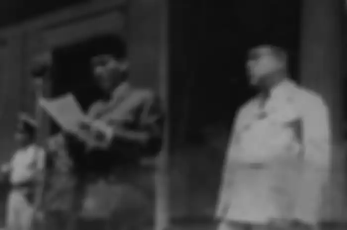 Saat Bung Karno dan Bung Hatta membacakan teks proklamasi usai peristiwa Rengasdengklok.
