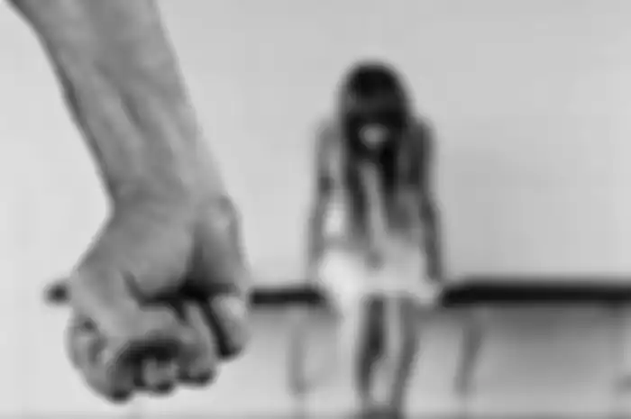 Saat ini, sang ibu dari kedua korban juga mengalami depresi berat akibat kejadian yang selama ini menimpa kedua putrinya itu.