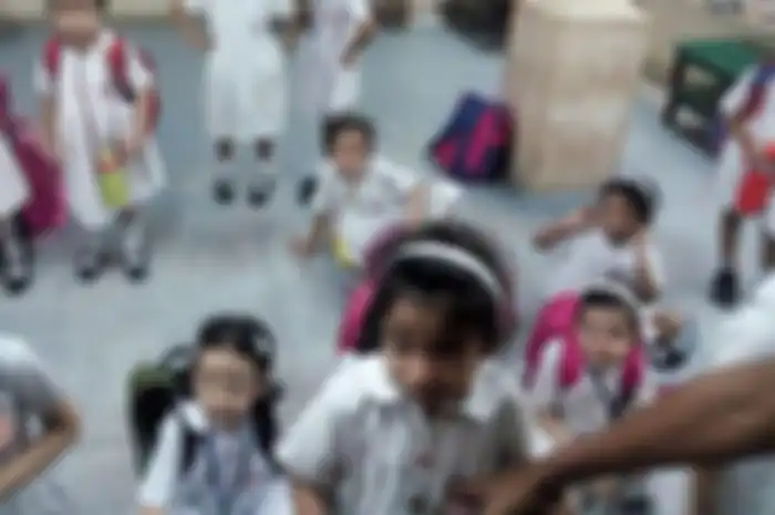 Sebuah sekolah Taman Kanak-kanak (TK) dilaporkan mengunci sekitar 50 gadis berusia 4-5 tahun hingga orangtua mereka panik.