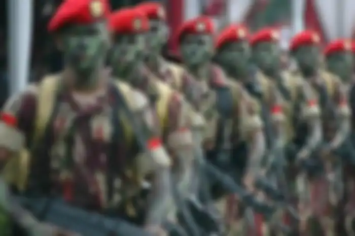 Dalam soal survival Kolonel Moeng Pahardimulyo memang tidak hanya bisa memberikan perintah tapi langsung memberikan contoh nyata.