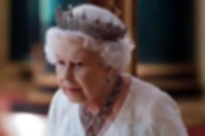 Keberangkatan cepat dua pelayan senior Ratu Elizabeth II bisa menjadi tanda terkuat bahwa Ratu akan mundur dan turun takhta.