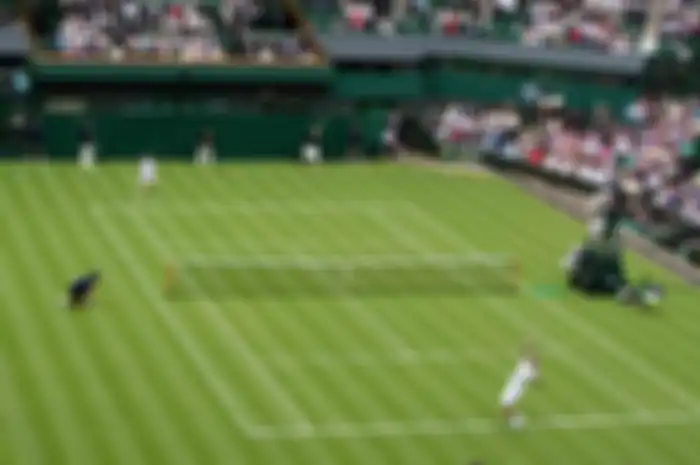 Wimbledon merupakan satu-satunya lapangan tenis di ajang Grand Slam yang alasnya rumput namun juga paling bergengsi.
