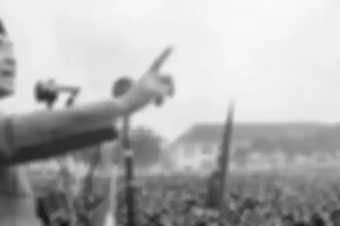 Di Sukamiskin, Bung Karno ditahan bersama 900 orang tahanan lainnya dan semuanya diperlakukan seperti hewan ternak.