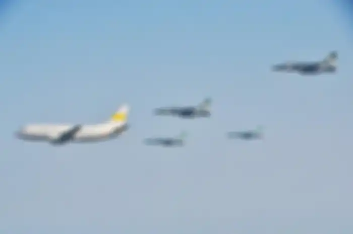 Empat jet tempur T-50 segera melakukan manuver penyambutan begitu Boeing-737 TNI AU tampak di cakrawala di atas kota Purwadadi.
