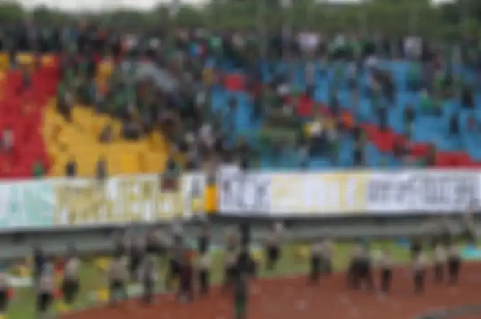 Hanya kurang dari sebulan perhelatan Asian Games, Stadion Jakabaring Palembang rusak jadi sasaran kekecewaan suporter Sriwijaya FC. 
