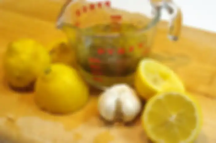 Kombinasi bawang putih dan lemon adalah obat alami yang ampuh melawan banyak masalah kesehatan, terutama masalah kardiovaskular.