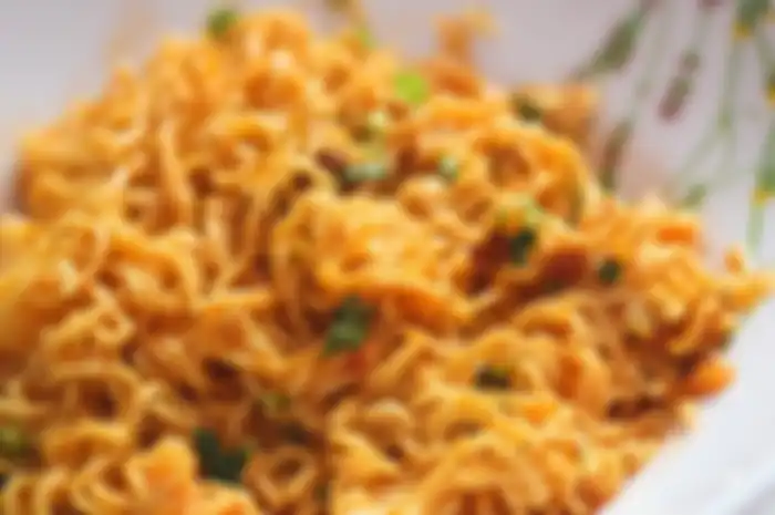 Mie instan memang menjadi makanan favorit bagi banyak orang.
Namun tak kalah dari ketenarannya, isu-isu kesehatan juga berlalu-lalang menyertai .