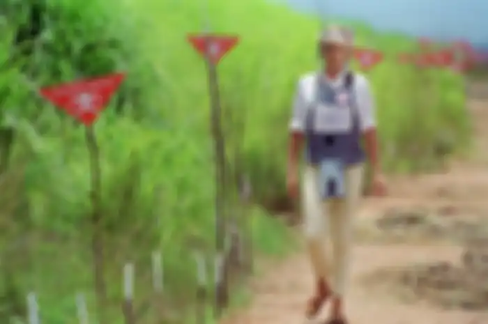 Diana memakai pakaiannya tersebut sambil berjalan melintasi ladang ranjau yang aktif di negara Afrika Selatan.