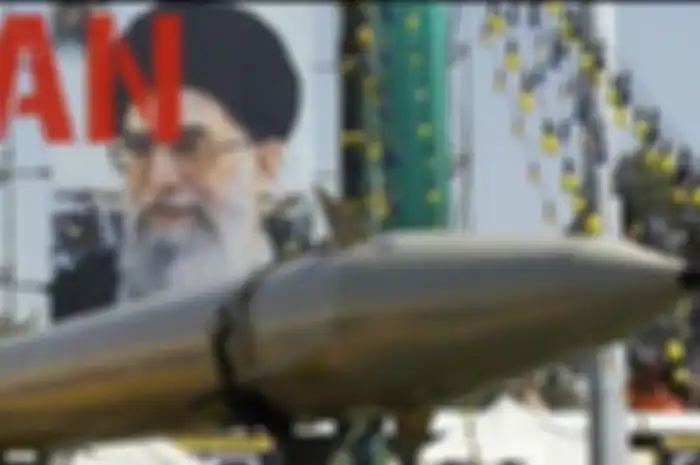Ke-5 senjata itu: rudal balistik Sejjil, kapal selam Ghadir, rudal antikapal perang Khalij, rudal S-300, dan gerilyawan Hezbollah.