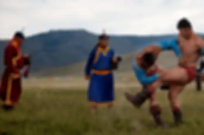 Lebih dari sekedar kegiatan atletis, gulat Mongolia mewujudkan tradisi budaya Mongolia mulai dari zaman Genghis Khan.