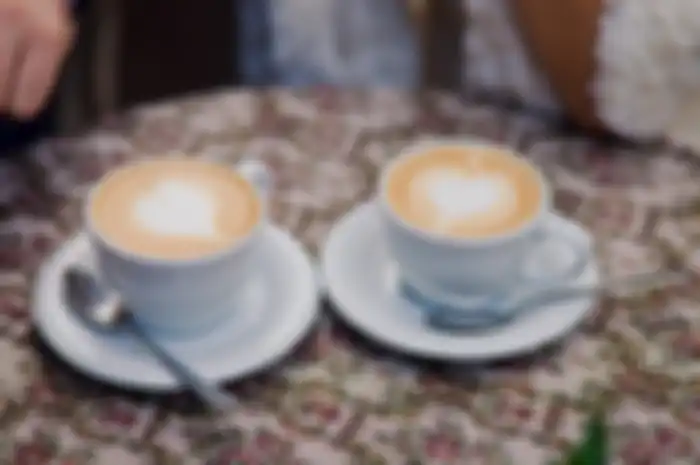 Masak hanya membeli dua gelas kopi dan 2 air mineral mesti bayar Rp719.000? tapi pihak pemilik kafe tetap ngotot minta dibayar.