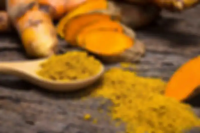 Menambahkan setengah sendok teh kunyit dalam makanan setiap hari memiliki beberapa manfaat kesehatan yang menakjubkan.