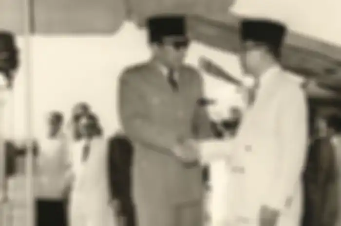 Hari ini, 62 tahun lalu, Bung Hatta mengundurkan diri sebagai wakil presiden Indonesia. Dwitunggal Soekarno-Hatta pun akhirnya tanggal.