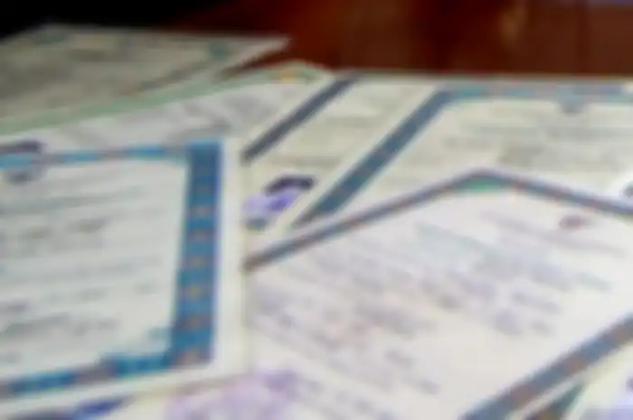 Saat ini ditengarai masih banyak perusahaan yang menahan ijazah karyawannya. Padahal secara aturan hukum tidak diperbolehkan.