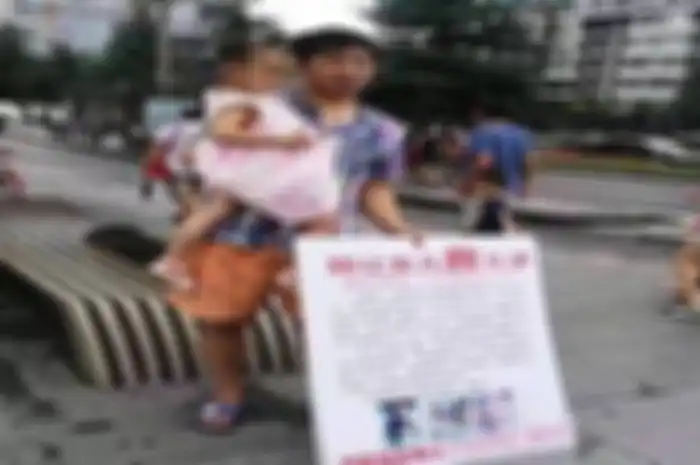 Seorang ayah di China menjual anak perempuannya demi pengobatan leukemia anak lelakinya. Rekening sumbangan yang telah diterimanya langsung dibekukan.