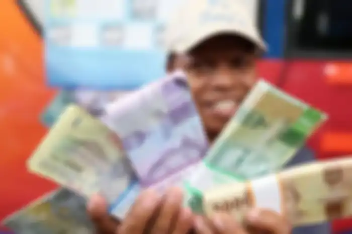 Pada saat-saat tertentu, kita pasti membutuhkan lebih banyak uang. Entah untuk biaya berobat, biaya sekolah, atau yang lainnya.