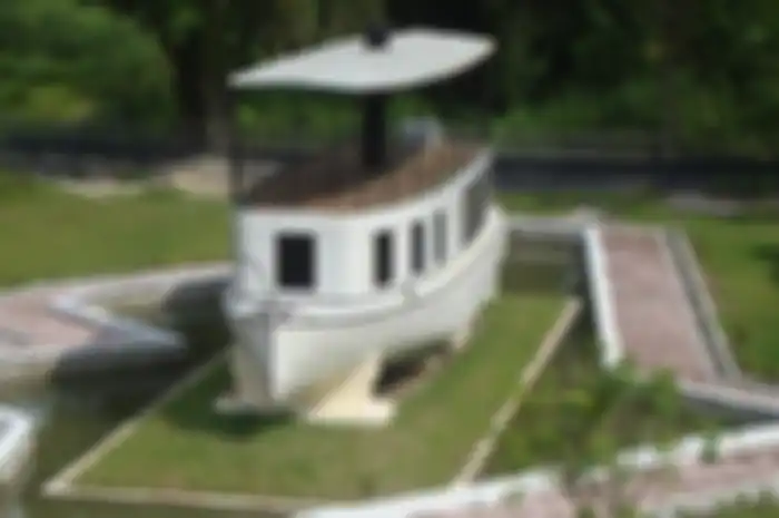 Bila berkunjung ke Istana Siak, Riau, pengunjung juga akan melihat sebuah kapal yang sudah dijadikan monumen tak jauh dari Istana Siak.