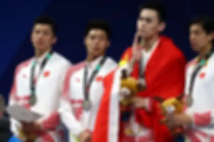 Sun Yang dinilai sengaja melakukan itu, demi sebuah maksud dan pesan terselubung : Dia menolak terlihat memakai seragam resmi kontingen China.