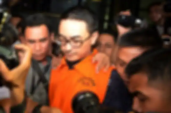 Menurut jaksa, Zumi Zola menerima gratifikasi sebesar lebih dari Rp40 miliar, menerima 177 ribu dolar AS dan 100 ribu dolar Singapura.
