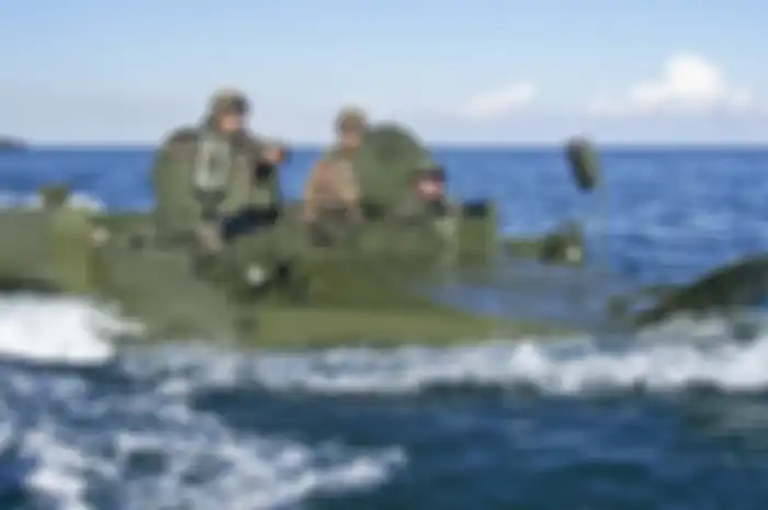 Sebagai tank amfibi, Arisgator bisa didaratkan oleh kapal LST TNI AD dari laut tanpa harus terlebih dahulu berlabuh di pelabuhan tertentu.