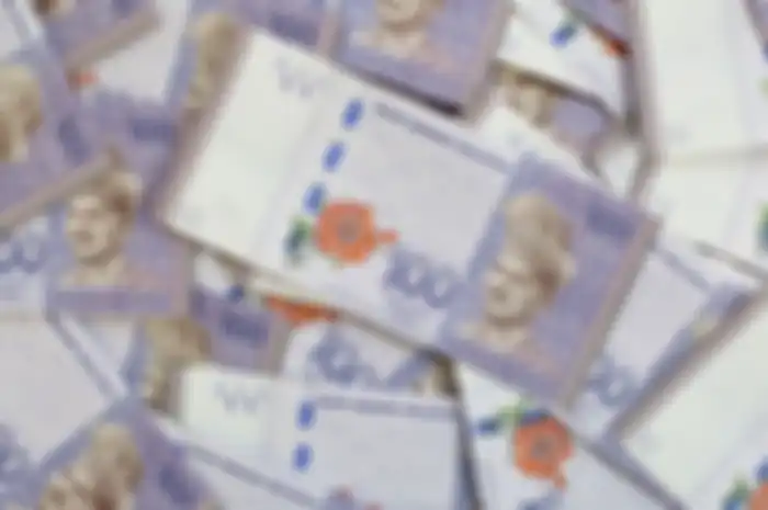 Pelemahan ringgit terjadi seiring dengan anjloknya harga minyak Brent ke level terendahnya dalam 11 tahun terakhir.
