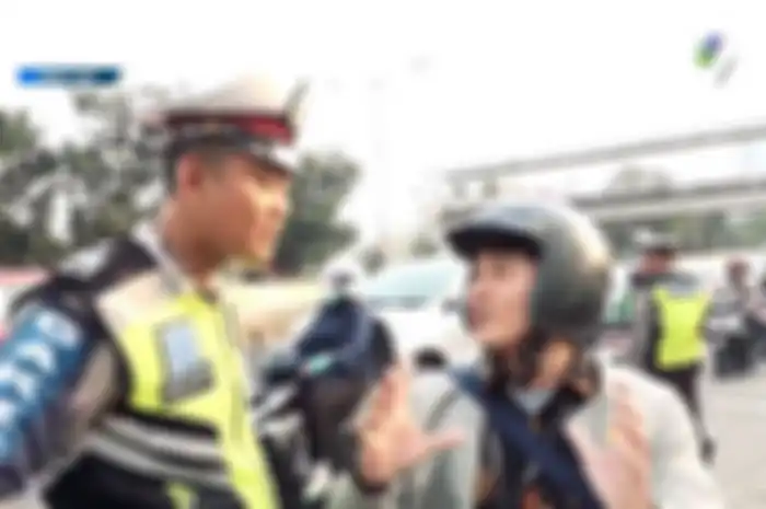 Dalam video itu, polisi mulanya memberhentikan seorang laki-laki yang mengendarai sepeda motor dan minta pengendara itu tunjukkan STNK dan SIM-nya.