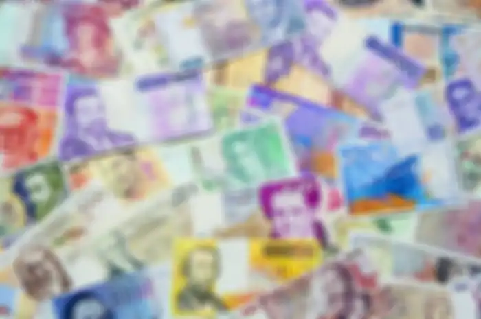 Karena banyak pelemahan mata uang yang diukur dengan dollar AS, masih ada anggapan bahwa dollar AS adalah mata uang yang paling tinggi dan stabil.
