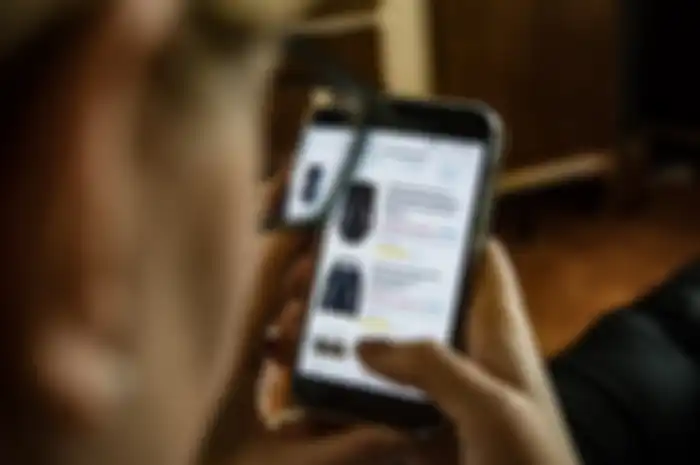 Di sisi lain toko online juga membuat sebuah candu bagi beberapa orang untuk selalu berbelanja, bahkan untuk barang-barang yang tidak dibutuhkan.