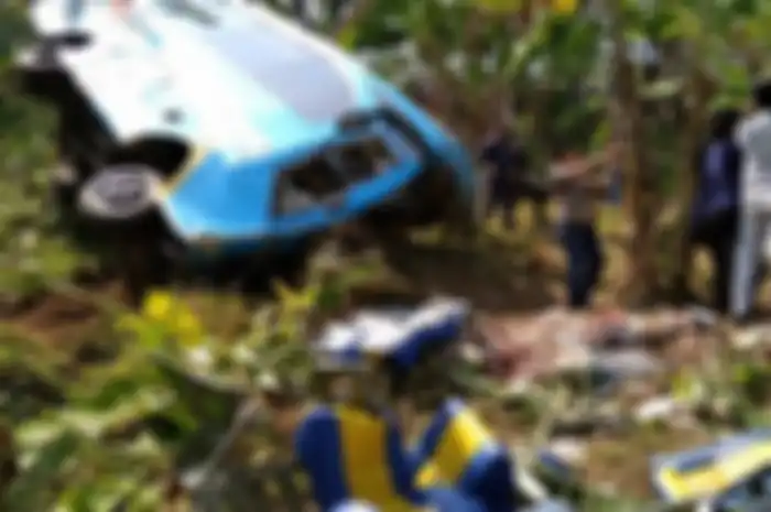 Selama dua hari kakak korban kecelakaan maut di Sukabumi mengaku nasi yang dimasaknya selalu basi. Konon, itu merupakan firasat sebuah musibah.