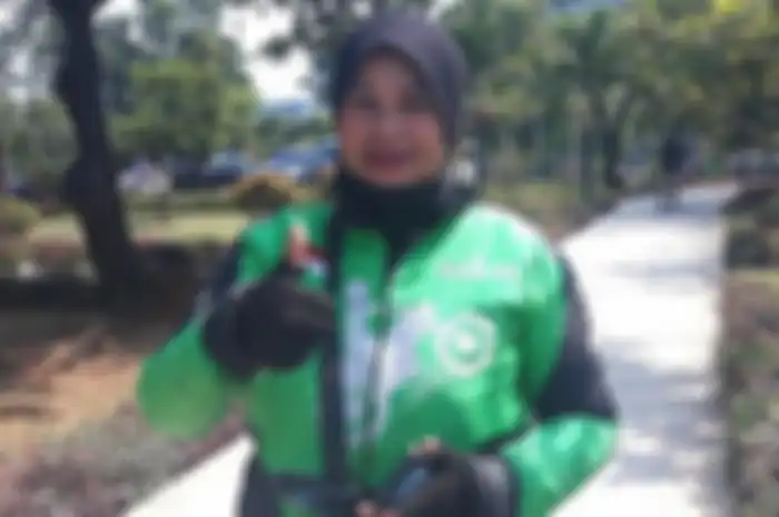 Meski suaminya telah tiada, Syarifah tak surut berjuang menghidupi kedua anaknya yang masih kecil. Dia menjual makanan dan jadi ojek online.