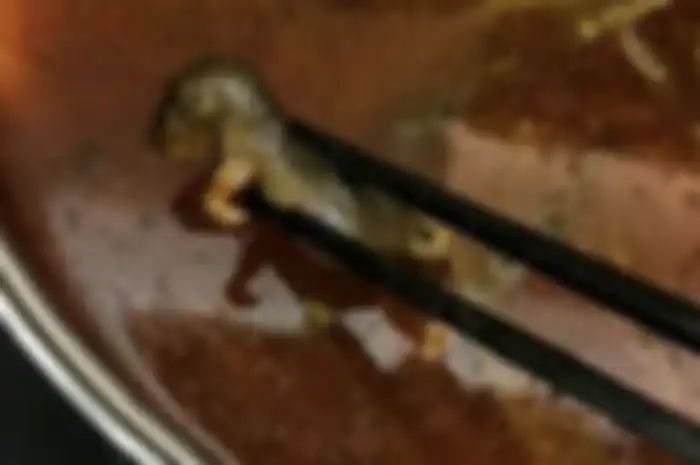 Baru menyantap beberapa sendok, tak disangka dia menemukan bangkai tikus kecil dalam mangkuk supnya.